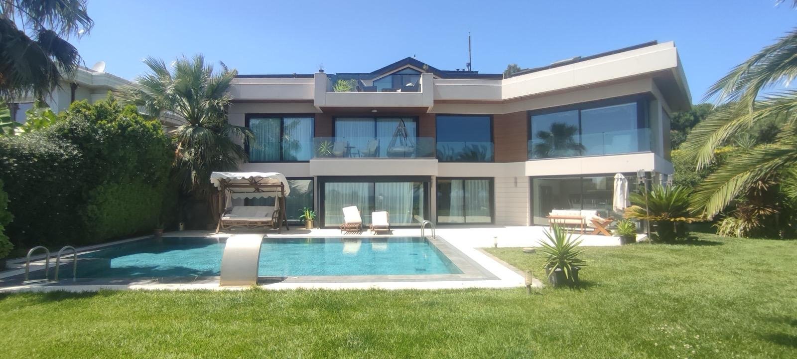 Filmlere kiralık havuzlu villa manzaralı